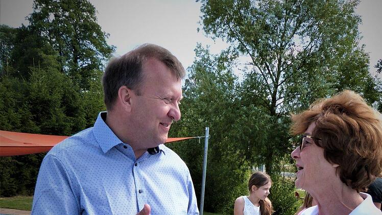 Rektor Michael Zeitler im Gespräch mit der Kollegin Uta Stößlein.Werner Reißaus