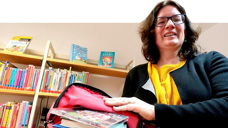 Natascha Monath zeigt die Lese-Rucksäcke mit allem Wissenswertem zu einem Themenbereich.  Foto: Josef Hofbauer