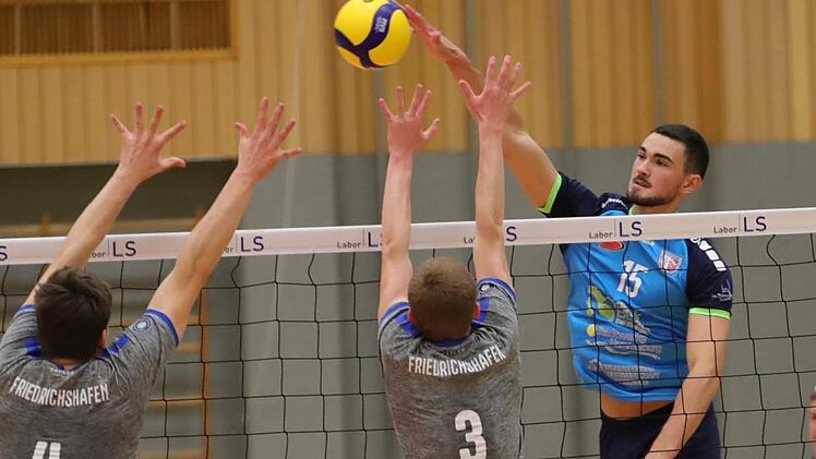 Lorenz Karlitzek (rechts) trumpfte gegen die Young Volleys aus Friedrichshafen gro&szlig; auf.  Foto: Jens Feistel