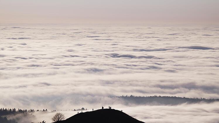Zur Siegerin des Fotowettbewerbs wurde Mariella Heinm&uuml;ller aus H&uuml;nfeld f&uuml;r die beeindruckendeAufnahme des Wolkenmeers auf der Wasserkuppe gek&uuml;rt - beobachtet von fasziniertenAusfl&uuml;glern.