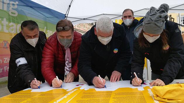 Die Sprecher des B&uuml;ndnis "Coburg ist bunt" unterschrieben die Erkl&auml;rung als erste. Vorne von links lhan Birinci (T&uuml;rkisch-Islamischer Kulturverein Coburg), Michael Busch (Landtagsabgeordneter), Norber Tessmer (Alt-Oberb&uuml;rgermeister Coburg), Alexandra Kemnitzer, (Kreisr&auml;tin). Hinten Andreas Kleefeld (evangelischer Dekan). Foto: Simone Bastian