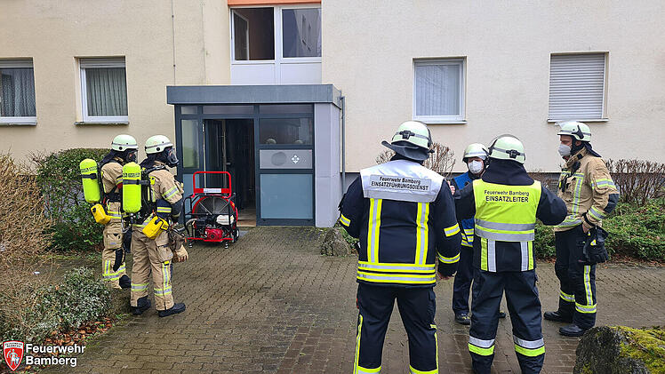 Bamberg: Zimmerbrand löst Feuerwehreinsatz aus - "Personen in Gefahr"