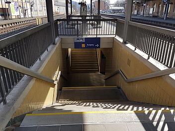 Barrierefreiheit sieht anders aus. Am Kulmbacher Bahnhof geht es nach wie vor nur über Treppen zu den Bahngleisen. Foto: Archiv/Alexander Hartmann