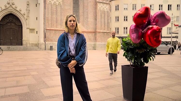 Wen hat man ihr ausgesucht? Laura ist gespannt.