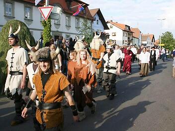 In historischen Festzügen wie hier im Wachenrother Ort Reumannswind dürfen die Germanen nicht fehlen. Ob unsere Vorfahren dereinst so ins Land gekommen sind? Foto: FT-Archiv
