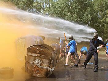 Mit Knüppeln und Flaschen gegen die Polizei: Die Demonstranten wollen nicht aufgegeben. Fotos: Ulrike Müller