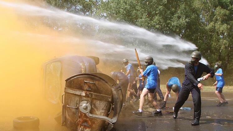 Mit Knüppeln und Flaschen gegen die Polizei: Die Demonstranten wollen nicht aufgegeben. Fotos: Ulrike Müller