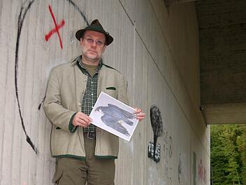 An dieser Stelle unterhalb der ICE-Brücke wurde der tote Wanderfalke gefunden. Bernd Lauterbach sucht nun den Verursacher des tödlichen Schusses. Foto: Berthold Köhler