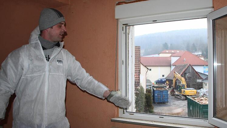 Sein Kollege Artur Nyczak hilft ihm.