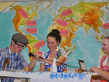 Den Exportschlager Oktoberfest präsentierten (von links) aus der Klasse 9e Adrian Remling, Denise Kaidel und Lena Jopp. Foto: Jacqueline Vera Mihm