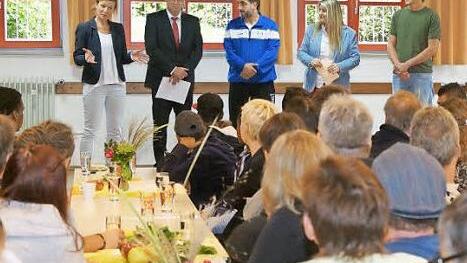 In den alten Pfarrsaal waren nicht nur die Jugendlichen und die ehrenamtlichen Helfer, sondern auch viele Zapfendorfer gekommen.