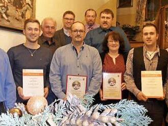 Vier Maierhöfer Spielleute wurden bei der Weihnachtsfeier geehrt, Erwin Maier wurde in den Ruhestand verabschiedet. Unser Bild zeigt (von rechts) stellvertretende Spielleiterin Angela Bisani, 2. Bürgermeister Klaus Witzgall, Stefan Söllner, Gerda Walter, Kommandant Harald Will, Vorsitzender Jürgen Schuberth, Holger Manz, Bundes- und Landesstabführer Harald Oelschlegel, Erwin Maier, Martin Witzgall und Spielleiter Matthais Wirth. Foto: Klaus-Peter Wulf