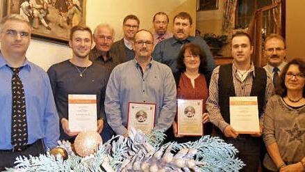 Vier Maierhöfer Spielleute wurden bei der Weihnachtsfeier geehrt, Erwin Maier wurde in den Ruhestand verabschiedet. Unser Bild zeigt (von rechts) stellvertretende Spielleiterin Angela Bisani, 2. Bürgermeister Klaus Witzgall, Stefan Söllner, Gerda Walter, Kommandant Harald Will, Vorsitzender Jürgen Schuberth, Holger Manz, Bundes- und Landesstabführer Harald Oelschlegel, Erwin Maier, Martin Witzgall und Spielleiter Matthais Wirth. Foto: Klaus-Peter Wulf