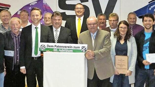 Im Rahmen eines Ehrenabends des SV Motschenbach wurden zahlreiche Mitglieder ausgezeichnet. Am Rednerpult von links B&uuml;rgermeister Robert Bosch, Landrat Klaus Peter S&ouml;llner, Vorsitzender Sebastian Kolb und BLSV-Kreisvorsitzender Lothar Seyfferth.  Foto: Werner Rei&szlig;aus