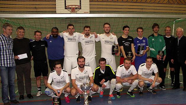 Die Siegermannschaft der Herrenteams, die SpVgg Lettenreuth, stellte sich mit den weiteren Mannschaftsf&uuml;hrern, dem Vorsitzenden der SpVgg Lettenreuth, Bernd Gra&szlig;, dem Schirmherrn und Michelauer B&uuml;rgermeister Helmut Fischer sowie den Schiedsrichtern zum Gruppenbild.  Foto: Horst Habermann