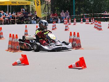 Im Slalom durch den Pylonenwald beim Jugendkart des ASMC Hammelburg. Foto: Gerd Schaar