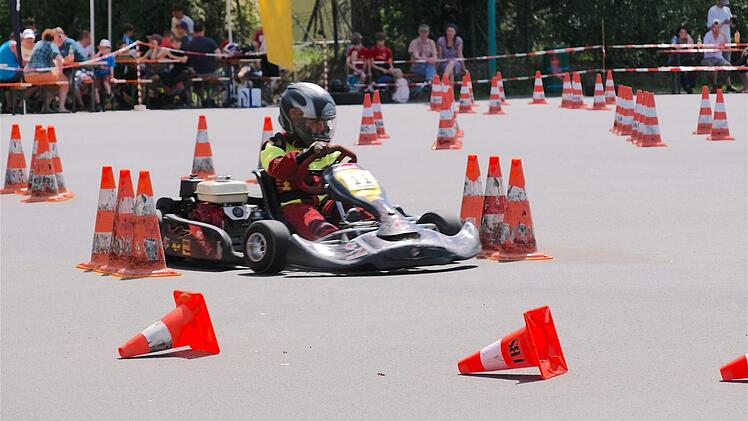 Im Slalom durch den Pylonenwald beim Jugendkart des ASMC Hammelburg. Foto: Gerd Schaar