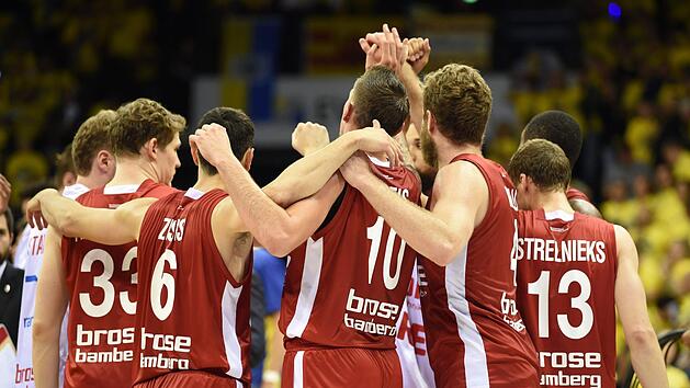 Das Team von Brose Bamberg feiert nach dem zweiten Finalspiel den Sieg. Am Sonntag k&ouml;nnte die Freude noch einmal gr&ouml;&szlig;er sein: Nach einem Sieg st&uuml;nde die neunte Meisterschaft fest. Foto: Carmen Jaspersen/dpa