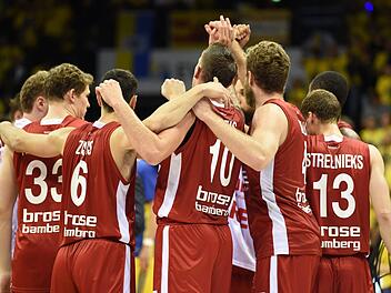 Das Team von Brose Bamberg feiert nach dem zweiten Finalspiel den Sieg. Am Sonntag könnte die Freude noch einmal größer sein: Nach einem Sieg stünde die neunte Meisterschaft fest. Foto: Carmen Jaspersen/dpa