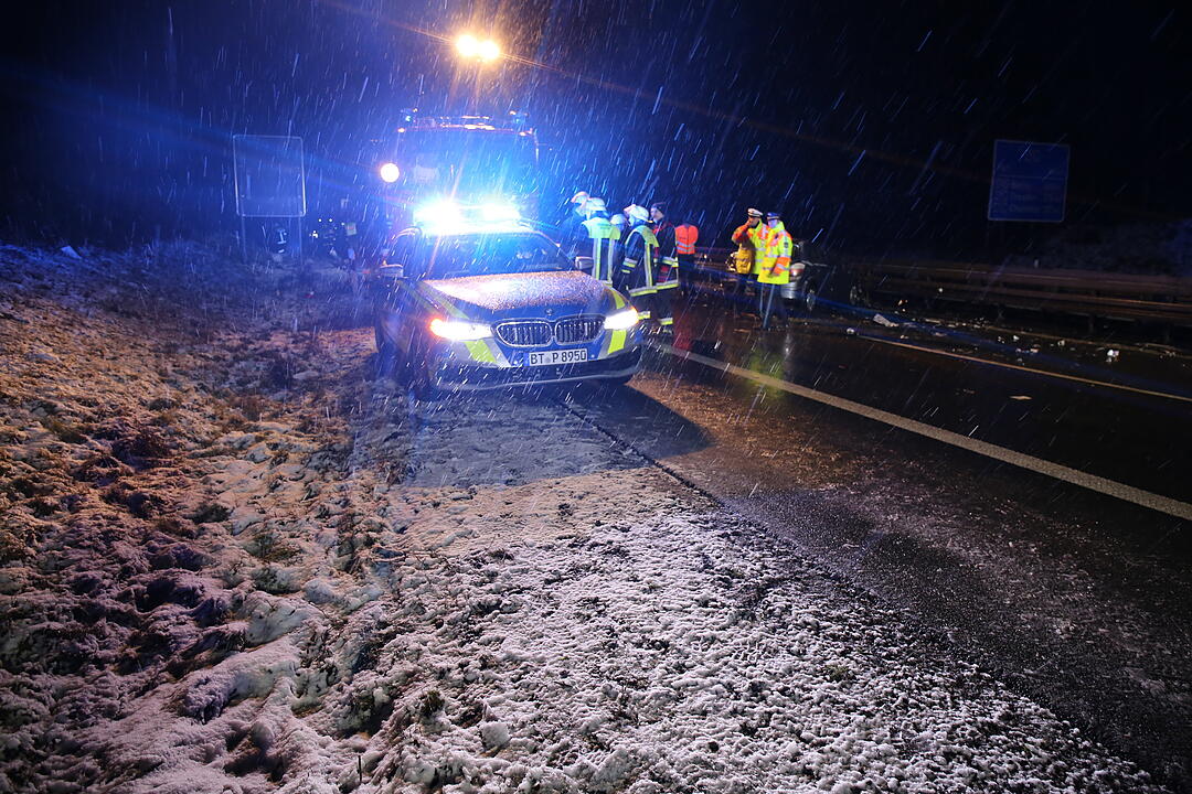 Schwerer Zusammenstoß auf der A93 - Fahrer stirbt noch an der Unfallstelle