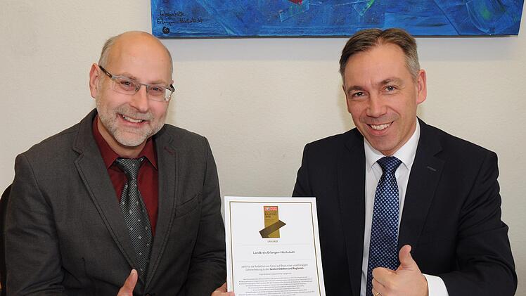 Freuten sich sehr &uuml;ber die Auszeichnung als Top-Region: Landrat Alexander Tritthart (r.) und Wirtschaftsf&ouml;rderer Thomas W&auml;chtler (l). Foto: Landratsamt