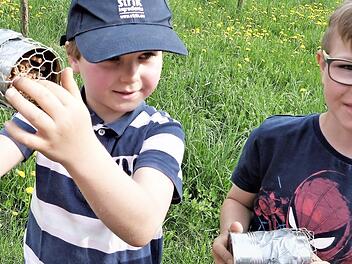 Stolz zeigen die Kids ihre selbst gebastelten Insektenhotels. Foto: Werner Reißaus