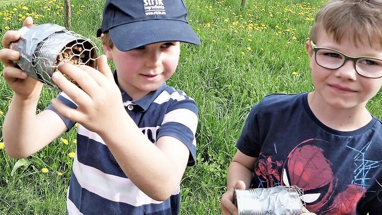 Stolz zeigen die Kids ihre selbst gebastelten Insektenhotels. Foto: Werner Reißaus