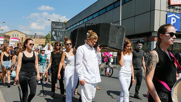 Demonstration gegen das geplante Polizeiaufgabengesetz am 12. Mai 2018 in Bamberg. Foto: Matthias Hoch