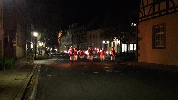 Es sieht schon beschaulich aus, wenn die rot-weiße Truppe sich an einem Samstagabend, vom Oberen Tor kommend, fackeltragend auf der Hauptstraße Richtung Marktplatz begibt.  Hartmut Hessel