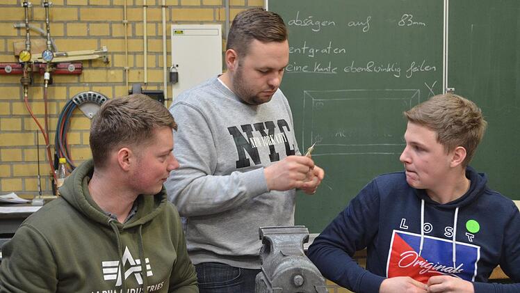 Michael Dötsch vom AELF agiert als Prüfer. Er schaut den Prüflingen aber nur über die Schulter. Hilfestellung ist nicht erlaubt. Foto: Gabi Bertram