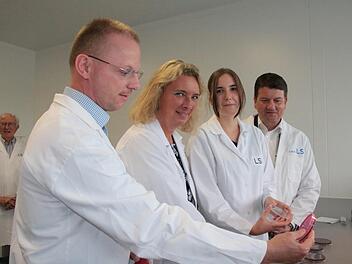 Yasmin Heynen (2. von rechts) ist die erste duale Studentin bei Labor LS. Bei einer Führung stellte sie dem CSA-Kreisvorsitzenden Dietmar Kirchner (von links), Familienministerin Kerstin Schreyer und MdL Sandro Kirchner sogenannte Blutplatten vor, auf denen Mikroben vermehrt werden. Foto: Ralf Ruppert