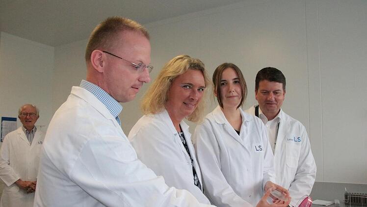 Yasmin Heynen (2. von rechts) ist die erste duale Studentin bei Labor LS. Bei einer Führung stellte sie dem CSA-Kreisvorsitzenden Dietmar Kirchner (von links), Familienministerin Kerstin Schreyer und MdL Sandro Kirchner sogenannte Blutplatten vor, auf denen Mikroben vermehrt werden. Foto: Ralf Ruppert
