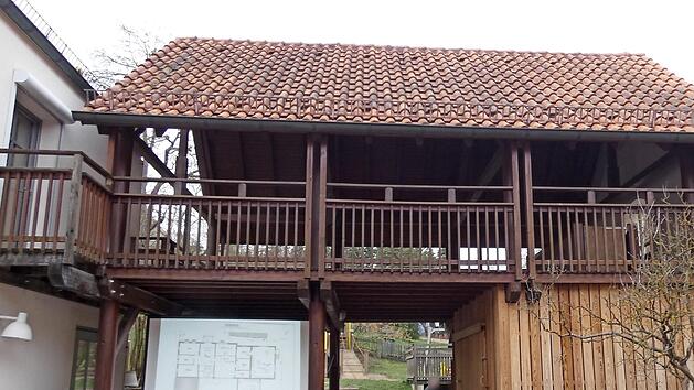 Der Umbau des Kindergartens in Gädheim wird nach einer Kostenschätzung über 555 000 Euro kosten. Dabei wird unter anderem das Holzhaus (Foto) abgerissen und der davor gelegene Innenhof stark verkleinert.  Foto: Christian Licha