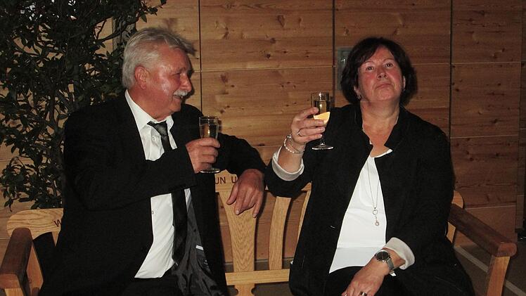 Der Bauhof schenkte dem Altbürgermeister Peter Hart und seiner Gattin eine Bank zum Ausruhen. Winfried Ehling