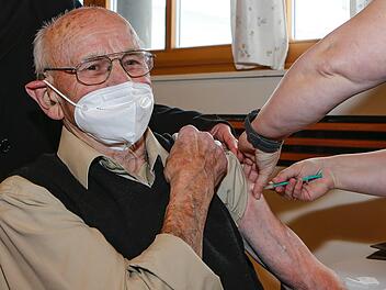 Johann Distler bleibt entspannt, als er zum ersten Mal gegen das Corona-Virus geimpft wird.