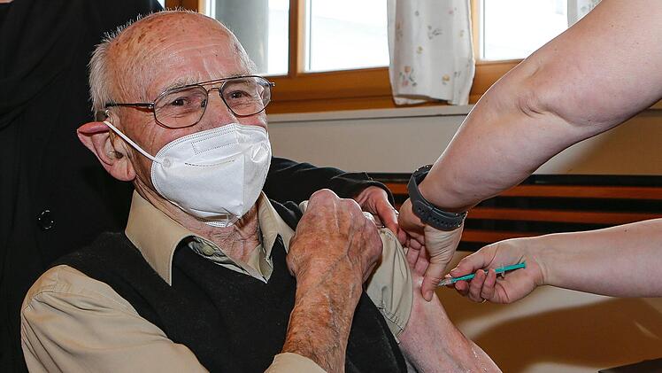 Johann Distler bleibt entspannt, als er zum ersten Mal gegen das Corona-Virus geimpft wird.