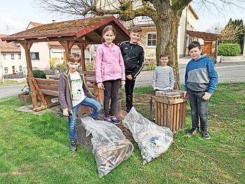 „Fischbachs frecha Früchtla“ beteiligten sich mit ihren Familien an einer vom OGV Fischbach initiierten Müllsammel-Aktion. Dabei machten sie eine erschreckend hohe „Ausbeute“.