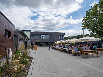 Die Einweihungsfeier fand auf dem Platz vor dem neuen Gemeindezentrum statt. Im Hintergrund das tierärztliche Fachzentrum im ehemaligen Schulgebäude.