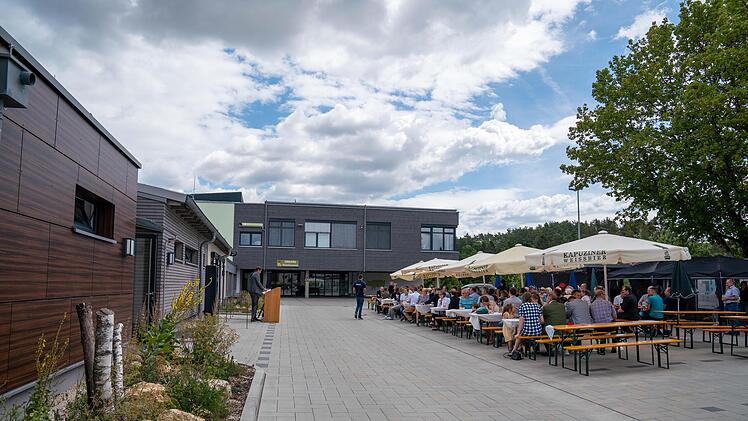 Die Einweihungsfeier fand auf dem Platz vor dem neuen Gemeindezentrum statt. Im Hintergrund das tierärztliche Fachzentrum im ehemaligen Schulgebäude.