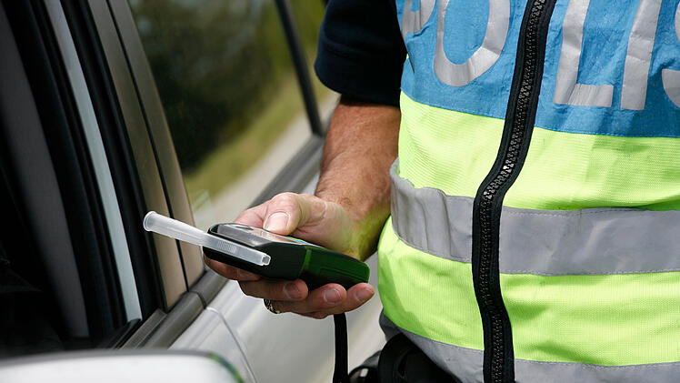 B 271 - Fahrer mit fast 3 Promille &uuml;berschlagen