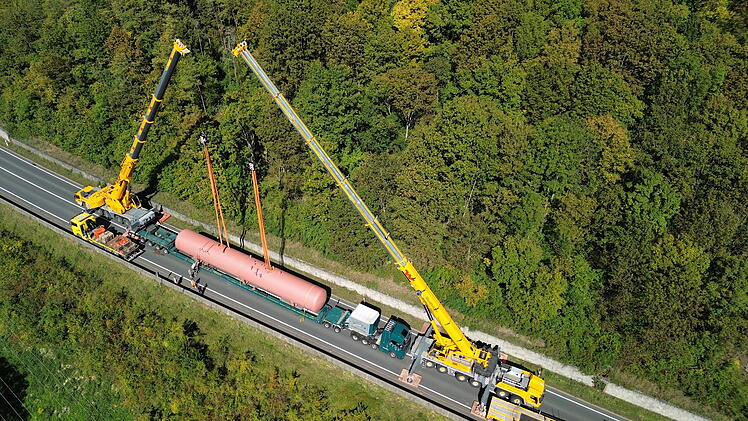 Ladung verrutscht auf Schwertransporter: Bergungsunternehmen mit zwei Kranen im Einsatz