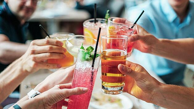 Auch wenn Alkohol für viele zum Alltag dazugehört, kann sich übermäßiger Konsum sowohl auf die Gesundheit als auch auf das Aussehen negativ auswirken.