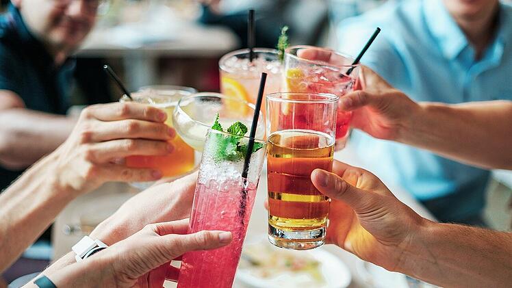 Auch wenn Alkohol für viele zum Alltag dazugehört, kann sich übermäßiger Konsum sowohl auf die Gesundheit als auch auf das Aussehen negativ auswirken.