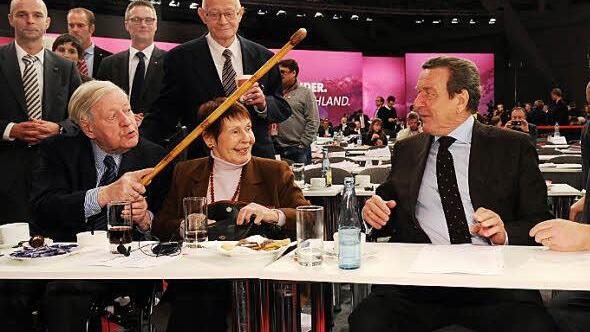 Die früheren Kanzler Schmidt (l.) und Schröder (Zweiter v.r.) saßen beim Kanzlerkandidaten. Foto: J. Lübke/dpa