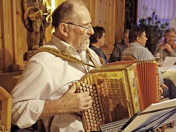 Eberhard Hofmann weiß genau, wie er seiner Steirischen die Töne entlocken muss. Fotos: Löwisch