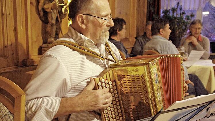 Eberhard Hofmann weiß genau, wie er seiner Steirischen die Töne entlocken muss. Fotos: Löwisch