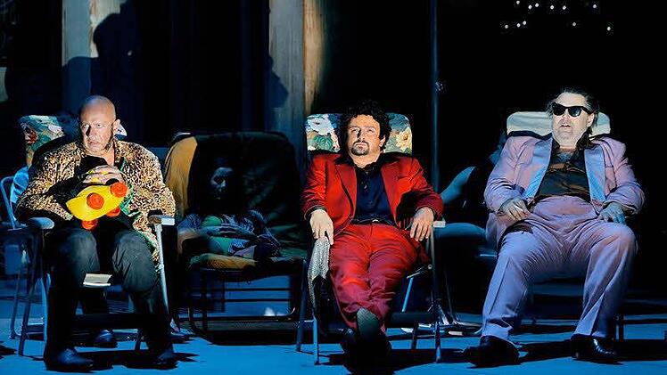 Im "Rheingold" von links Martin Winkler als Alberich, Norbert Ernst als Loge und Wolfgang Koch als Wotan. Foto: Bayreuther Festspiele/Enrico Nawrath