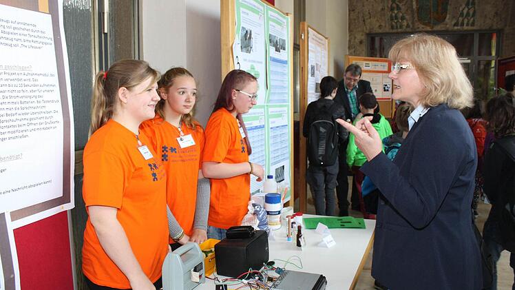 Carmen Weiss von der Handwerkskammer ließ sich alles genau erklären. Foto: Carmen Schwind