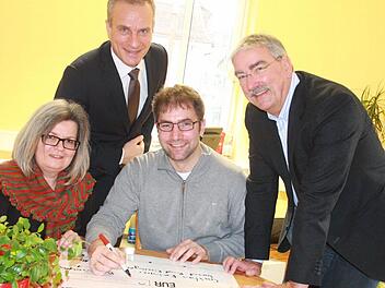 Gabriele Morath und Daniel Schäfner (vorne, von links) vom Caritasverband Bad Kissingen sind froh, dass bei der Aktion "Weihnachtshilfe" der Saale-Zeitung so viele Spenden zusammengekommen sind. Alexander Subat, Geschäftsführer, und Paul Ziegler, Redaktionsleiter, danken den "treuen Spendern".  Fotos: Carmen Schmitt