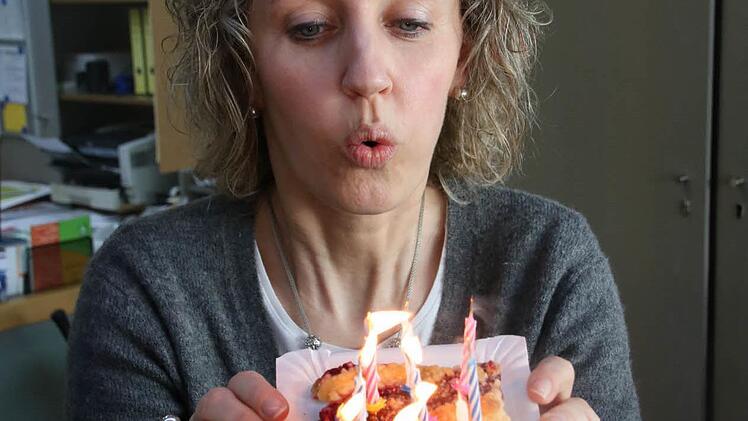 Für die Zeitung hat Mariola Zorzytzky schon einmal geübt, die elf Kerzen auszupusten, die heute auf ihrem Geburtstagskuchen brennen.
